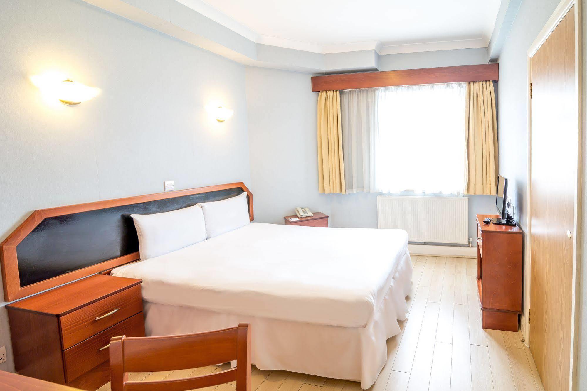 St Georgio Hostel อิลฟอร์ด ภายนอก รูปภาพ